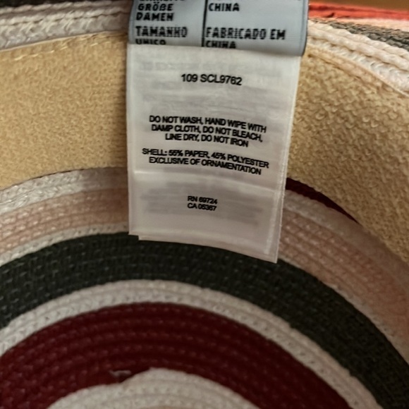Columbia straw hat, 55% paper/ 45% polyester, in very good condition